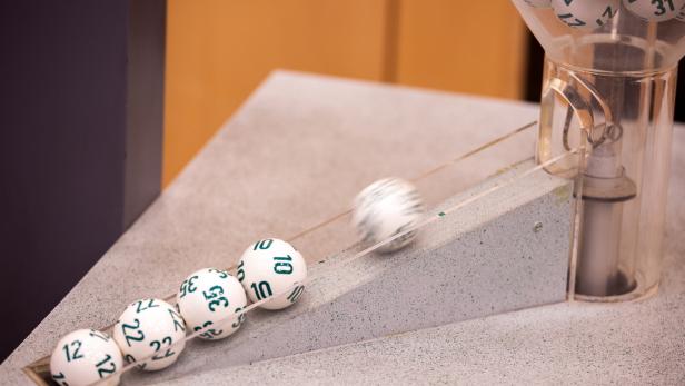 Lotteriekugeln rollen in einer Ziehungsmaschine.