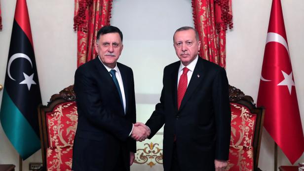 Erdoğan will jetzt Libyens Regierungschef Fajis al-Sarradsch (l.) mit türkischen Soldaten untersützen