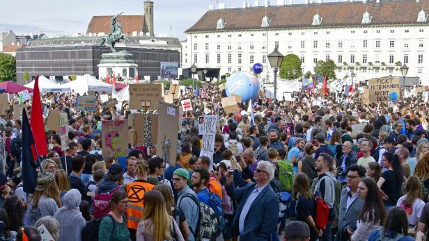 Teilnehmer beim &quot;Earth Strike&quot; in Wien am 27. September 2019