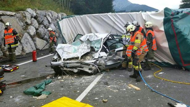 Ein schwerer Autounfall mit Feuerwehrleuten am Unfallort.
