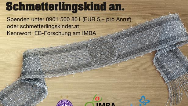 Stacheldraht liegt auf einem Holztisch, um auf das Leid von Schmetterlingskindern aufmerksam zu machen.