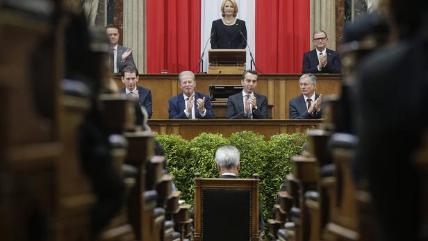 Politiker applaudieren während einer Sitzung im österreichischen Parlament.