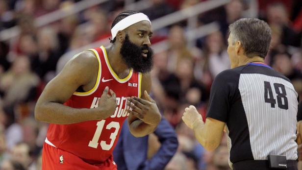 James Harden von den Houston Rockets diskutiert mit einem Schiedsrichter.