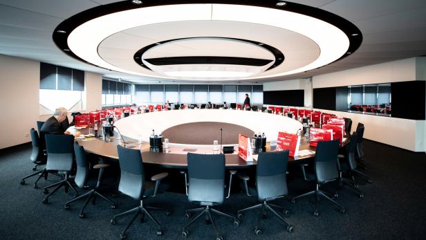 Im Sitzungssaal des ORF-Stiftungsrates werden Plätze neu besetzt. Nach der Regierungsbildung kommt es zu Kräfteverschiebungen