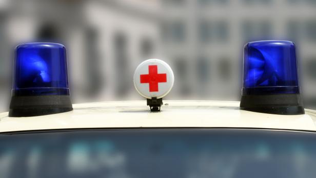 Blaulichter und ein rotes Kreuz auf dem Dach eines Rettungswagens.
