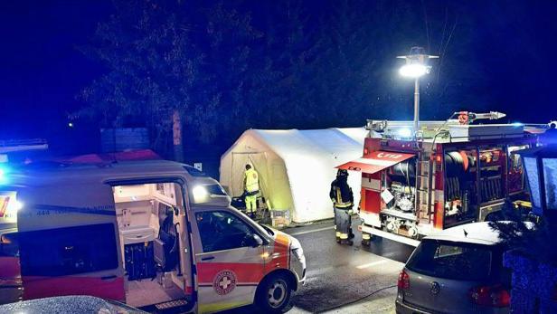 Auto raste in Südtirol in Reisegruppe: Sechs Deutsche tot