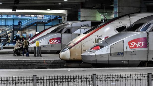 Viele Züge in Frankreich stehen still, Pendler und Urlauber sind in Not