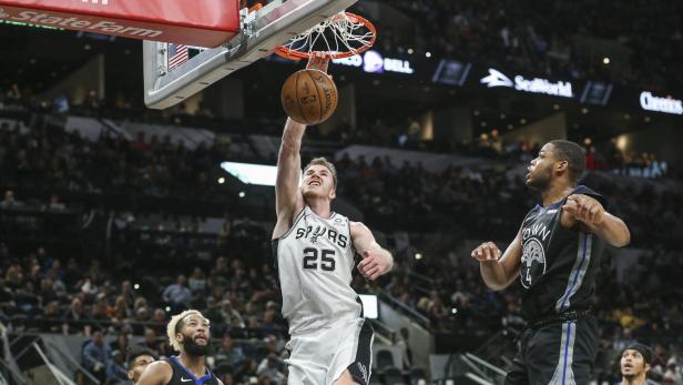 Ein Basketballspieler der San Antonio Spurs erzielt einen Korb.