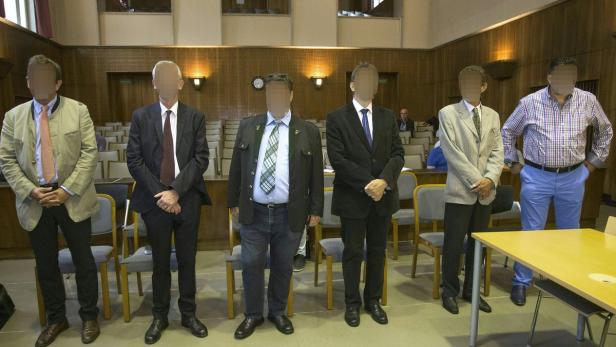 Die sechs Angeklagten vor Beginn des Prozesses.