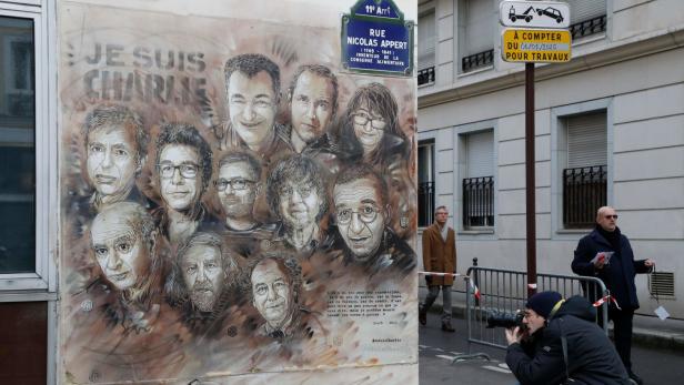 &quot;Je suis Charlie&quot; - Wandmalerei um die Ecke der Redaktion in Paris. Vor fünf Jahren erschossen dort Islamisten zehn Menschen.