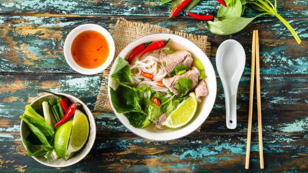Die Pho-Bo-Suppe - meist mit Rindfleisch, Reisbandnudeln, Lauch, Limette, Ingwer und Chili angerichtet - gehört zu Vietnam wie das Schnitzel zu Wien oder die Pasta zu Italien