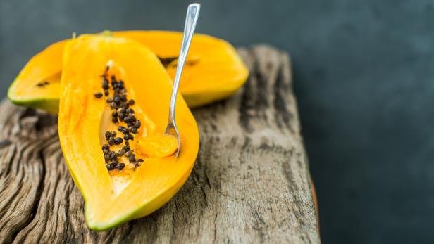 Ein Löffelcheln Wohlbefinden: Die Papaya ist ein sehr gesundes Obst. Die heilsamen Wirkungen werden mehr und mehr wissenschaftlich untersucht.