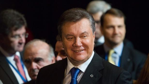 Ukraines Präsident Janukowitsch pendelt zwischen Brüssel und Moskau.