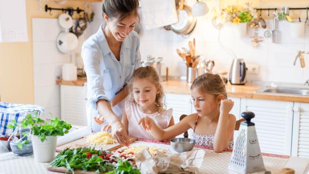 Kinder müssen für gesundes Essen sensibilisiert werden, sagen Experten. Dabei können sogar Kochshows ein gutes Vorbild liefern.