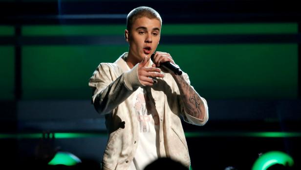 FILE PHOTO: Singer Justin Bieber performs a medley of songs at the 2016 Billboard Awards in Las Vegas