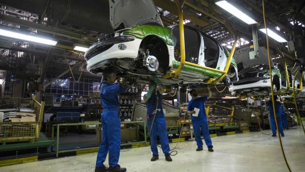 Das Bild zeigt iranische Techniker in der Autofabrik Khodro bei Teheran im Februar 2016 mit einem Peugeot 206. Die Franzosen zogen sich wegen der US-Sanktionen aus der Zusammenarbeit zurück.