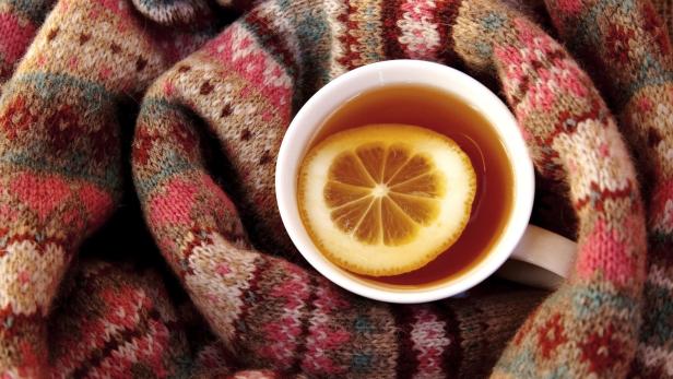 Viele trinken Tee mit Zitrone, um Erkältungen vorzubeugen