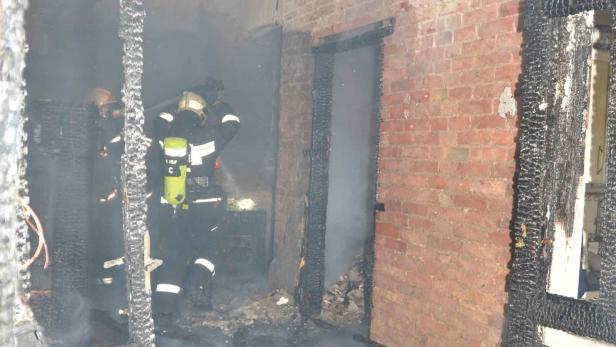 Feuerwehrleute bekämpfen einen Brand in einem Gebäude.