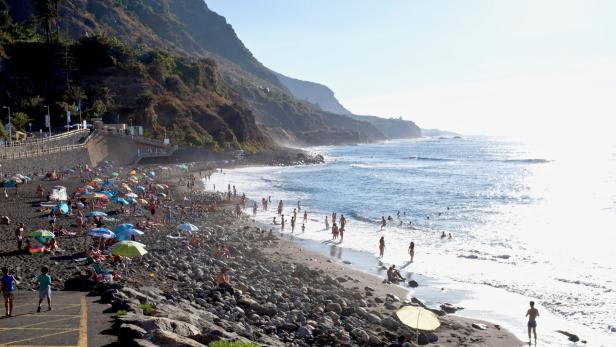 Playa del Socorro: Ein guter Strand für Surfer und all jene, die Entspannung und Nähe zur Natur suchen.