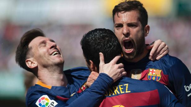 Matchwinner Luis Suarez (Mi.) wurde von Jordi Alba (re.) und Lionel Messi geherzt.