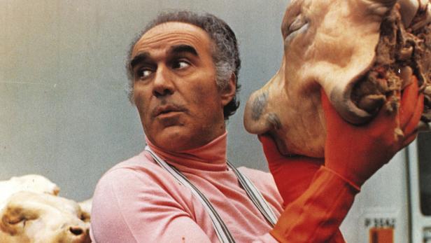 Michel Piccoli spielt &quot;Hamlet&quot; mit dem Kopf einer toten Kuh: „Das große Fressen“