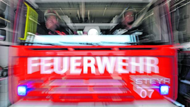 Zwei schwer verletzte Männer bei Zimmerbrand in Wien-Penzing