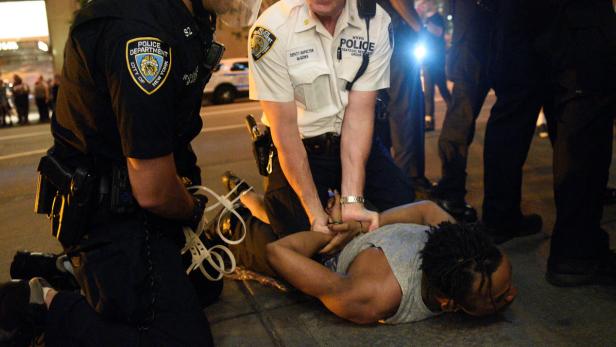 Eine Verhaftung in NYC bei Protesten gegen Polizeigewalt