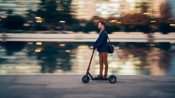 Junge Fahrer ohne Helm sind exponiert.