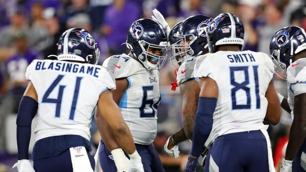 Footballspieler der Tennessee Titans stehen zusammen auf dem Feld.