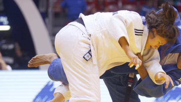 Zwei Judoka kämpfen in einem Judo-Match miteinander.
