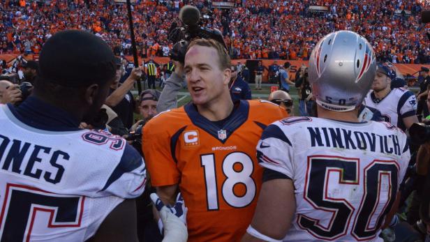 Peyton Manning umarmt Gegenspieler nach einem Footballspiel.