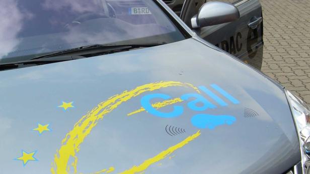 Auf der Motorhaube eines Autos befindet sich ein Aufdruck mit dem Wort „Call“ und Sternen.