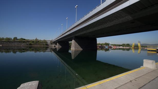 Wiener Reichsbrücke (hier im Bereich der Neuen Donau).