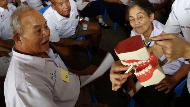 Symbolbild: Auf diesem Foto sind ältere Thailänder zu sehen, denen von Zahnmedizin-Studenten das Zähneputzen beigebracht wird, Februar 2017