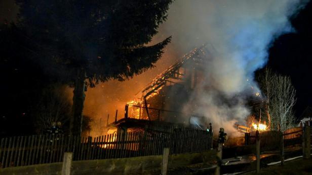 Nach Brand mit drei Toten: Defekte Stromleitung Ursache für Feuer
