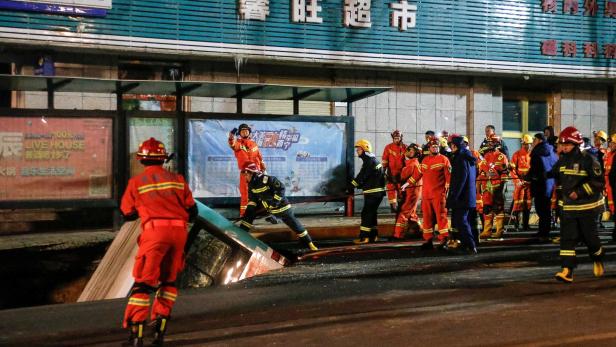 Loch verschluckte ganzen Bus: Mindestens sechs Tote in China