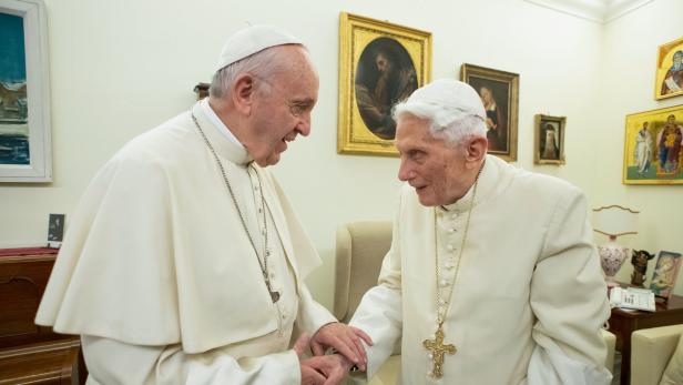 Papst und ehemaliger Papst bei einem Treffen im Dezember 2018 im Vatikan.