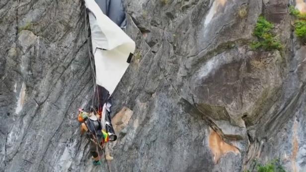 Ein Kletterer konnte den jungen Mann aus seiner misslichen Lage befreien