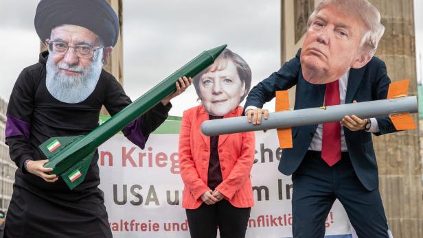 Aktivisten in Berlin - verkleidet als Ayatollah Khamenei, Angela Merkel und Donald Trump