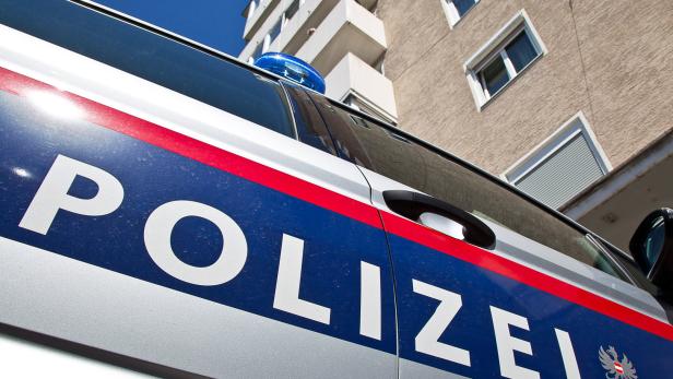 100.000 Euro Schaden: Trio schoss aus Auto auf Auslagen