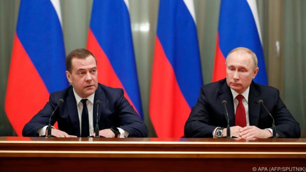 Medwedew (l.) reicht für die Regierung den Rücktritt ein