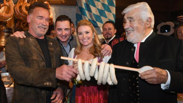 Arnold Schwarzenegger und Freundin Heather Milligan, Andreas Gabalier und Schauspiel-Legende Mario Adorf auf der Weißwurstparty.