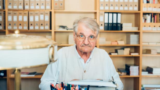 Peter Turrini, im Herbst 75 geworden, hat sich zurückgezogen. Im Juni 2019 posierte er noch einmal in seinem Arbeitszimmer