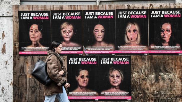 Plakate zeigen blutbeschmiertes Gesicht von Angela Merkel