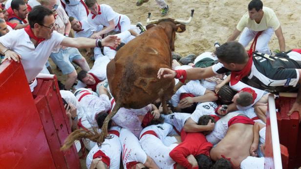 Beim Stiertreiben in Pamplona werden Menschen von einem Stier überrannt.