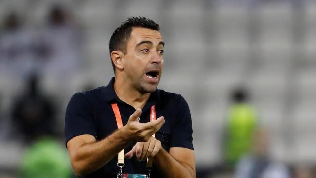Xavi Hernández gestikuliert während des Viertelfinalspiels der FIFA Klub-Weltmeisterschaft zwischen Monterrey und Al-Sadd SC.