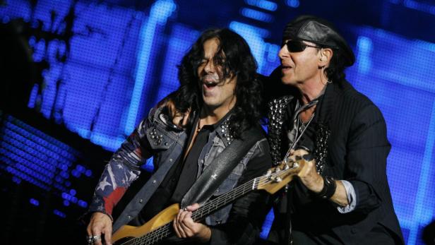 Zwei Musiker, vermutlich von den Scorpions, treten auf einer Bühne auf.