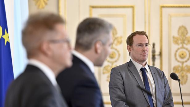Gesundheitsminister Rudolf Anschober (links), Innenminister Karl Nehammer (mitte) und Gerald Fleischmann (stellvertredender Kabinettschef des Kanzlers).