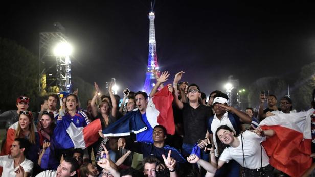 Französische Freude: 80.000 Menschen feierten in der Fanzone in Paris vor dem Eiffelturm.