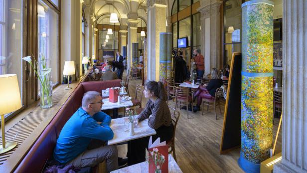Café Oper kämpft um seine Zukunft: Soli-Party im Pelzmantel